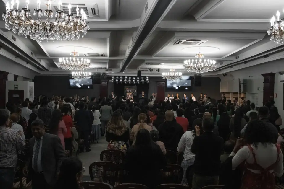 La congregación reunida durante un culto dominical