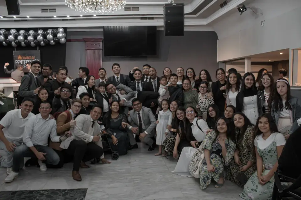 Jóvenes de Tabernáculo de Vida Madrid en una foto de grupo
