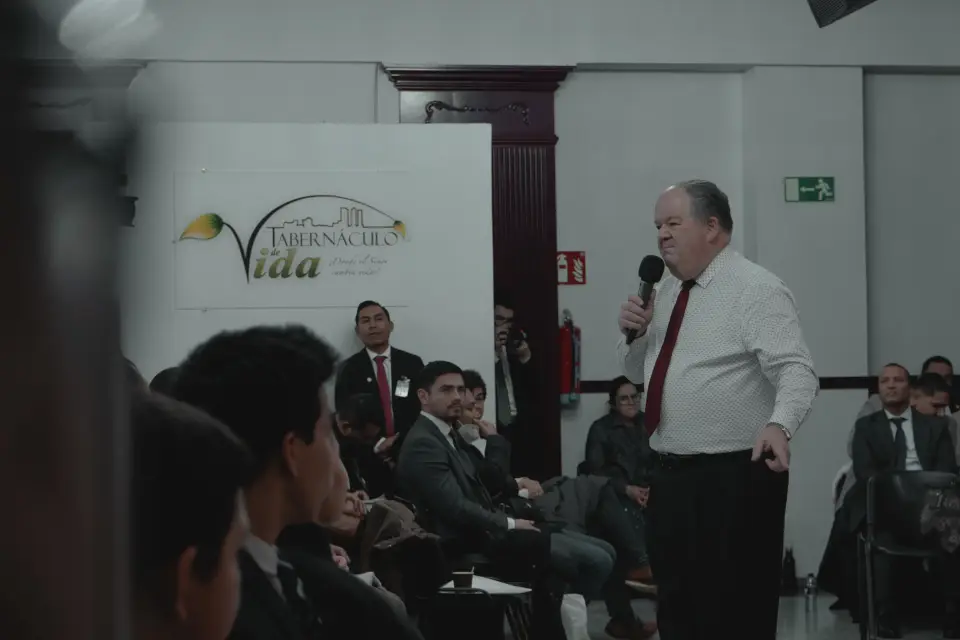 El Pastor General Ken Burgess predicando