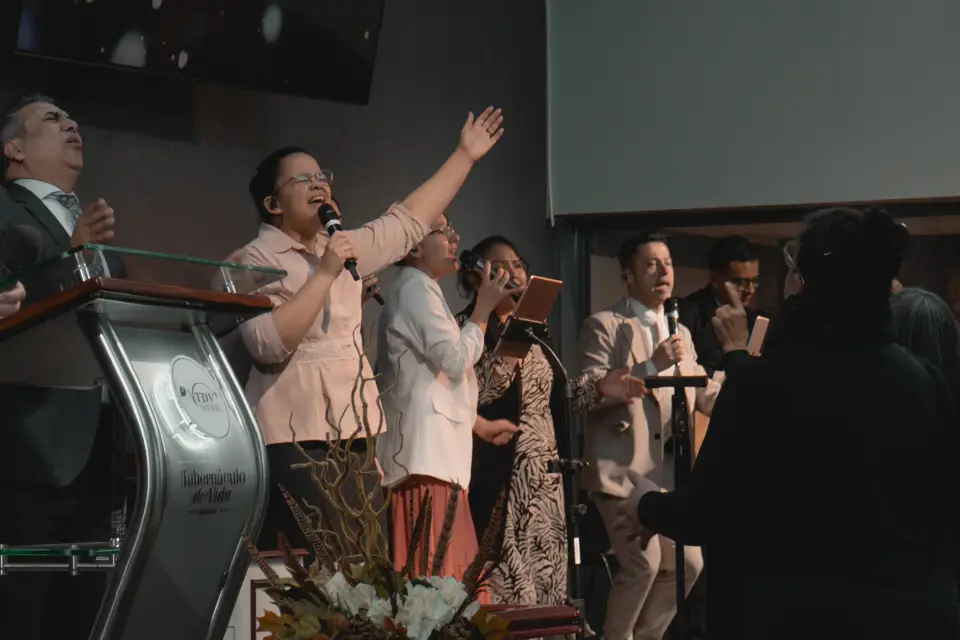 Cantantes dirigiendo la alabanza durante un culto