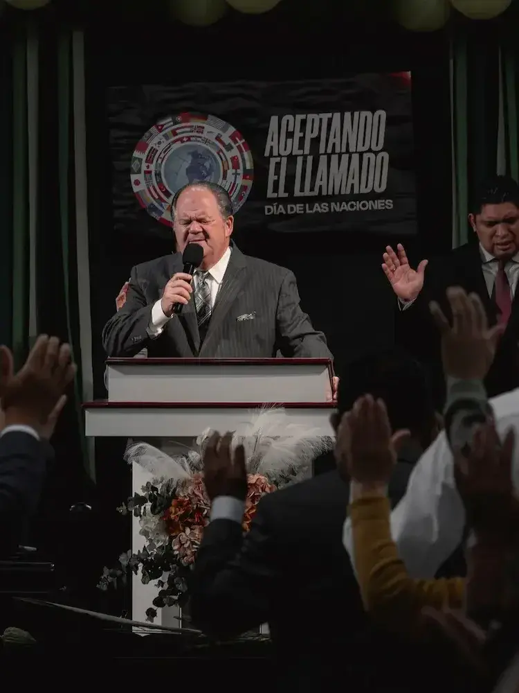 Predicación en Tabernáculo de Vida Madrid con la congregación en oración